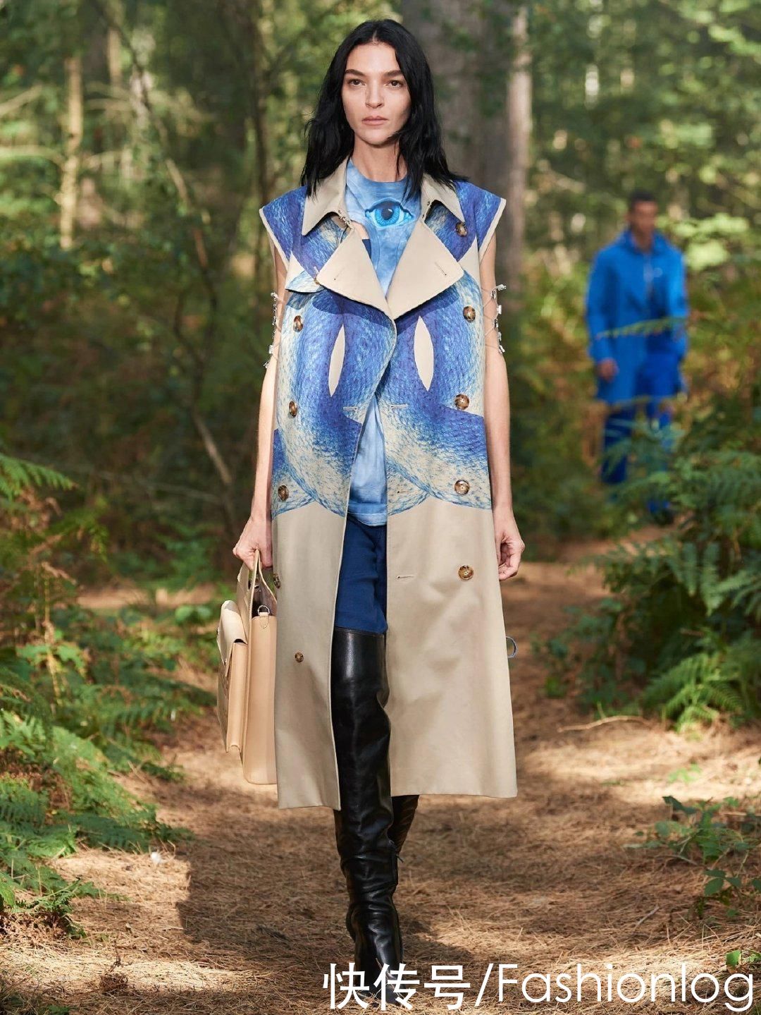 象征希望之水的一抹蓝，把人带往蔚蓝深蓝，回归自然的时尚穿搭