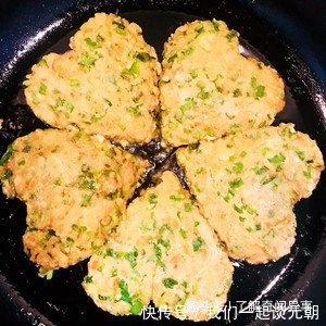 豆腐最新吃法,2个鸡蛋,一把面粉,筷子一搅,比吃红烧肉还过瘾