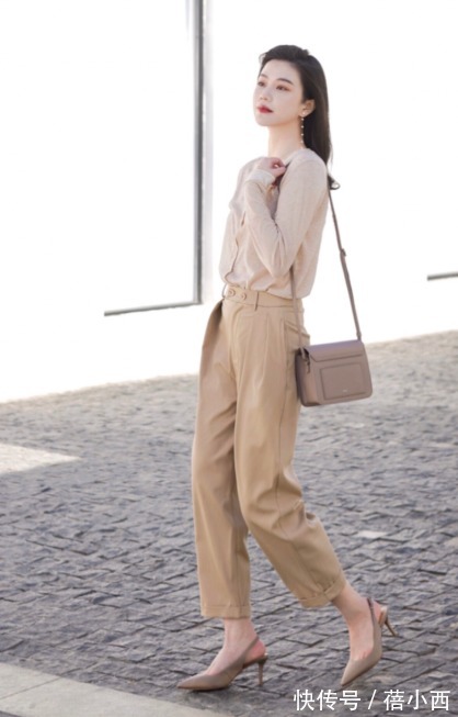 简约风 真正见过世面的女人,穿衣要“化繁为简”,简约高级美过同龄人