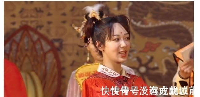 楊紫|楊迪模仿豬八戒背媳婦,楊紫仗義配合,手放的位置是女友專屬