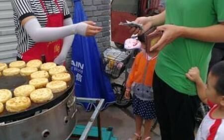 孩子|大姐校门口卖新式早餐,家长看到笑颜开,孩子谢谢妈妈妈妈真好