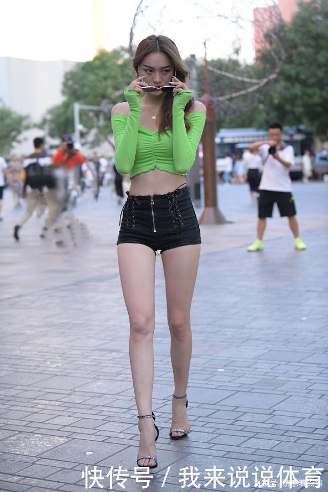 时尚|时尚穿搭绿色披肩上衣+黑色超短裤+凉鞋