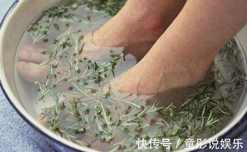 泡脚|夏天用两种东西泡脚,祛湿气效果翻倍,一周后湿气垃圾都排出来了