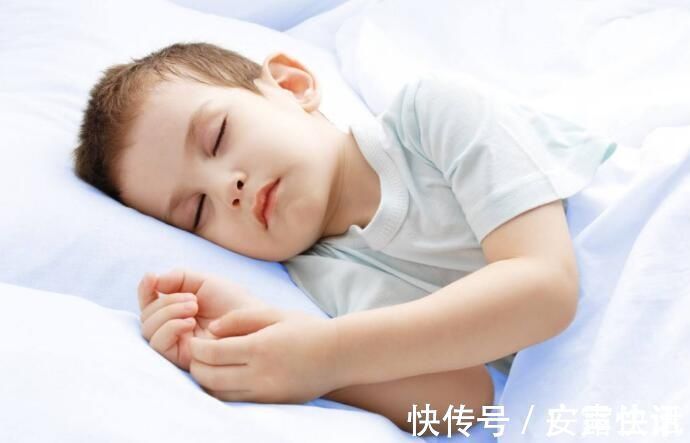 琳琳|孩子睡醒后的行为,寓意着孩子“智商高”,哪怕占了一个也很好