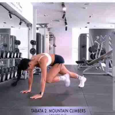 深蹲跳|运动的魅力真大，40岁阿姨坚持锻炼，与女儿合影被误认为是姐妹