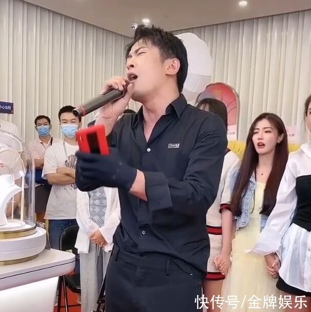 再次上演煽情戏码!辛巴带领众多主播,在直播间里流泪唱歌