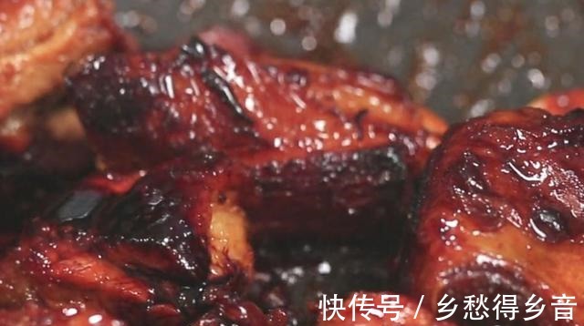 青红菜椒|排骨这样做真美味，搭配萝卜干焖着吃，鲜嫩又营养，家人都爱吃！