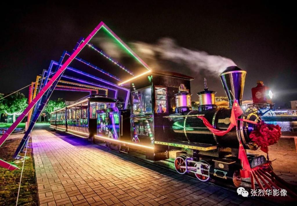 老年|投资500万的观光绿皮火车来了沿途观赏湖光水色