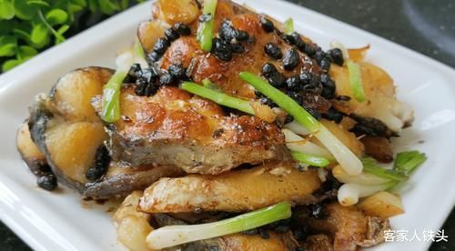 爱吃鱼?试试客家一道草鱼做法,简单又好吃,3斤出锅吃完想舔盘