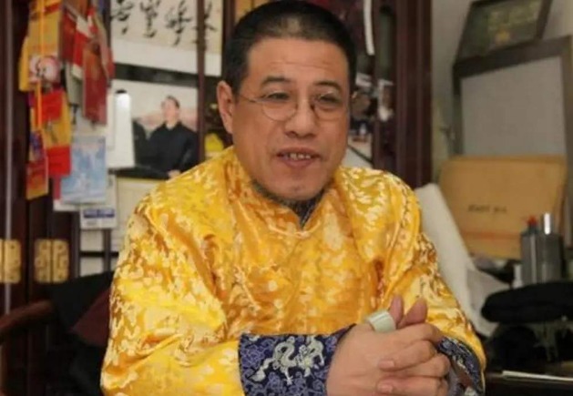 上交|乾隆后裔手戴上亿玉扳指,专家劝其上交,他回六个字让专家无话说