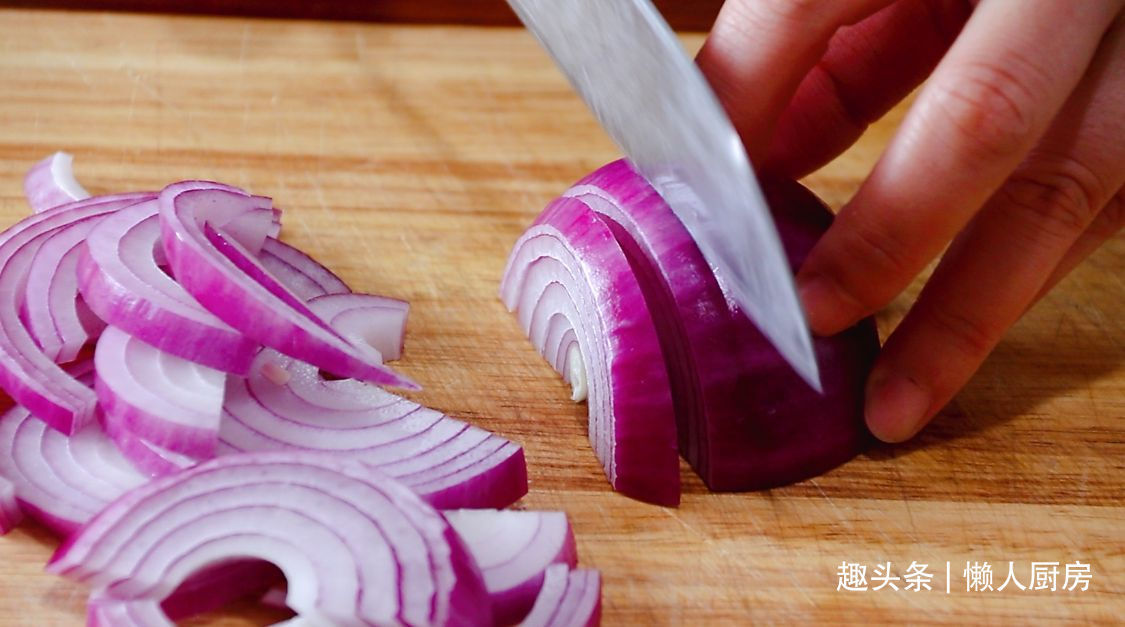 炖煮|这鱼我家隔天吃一次,锅底放这些,不加水炖煮,鱼肉鲜嫩