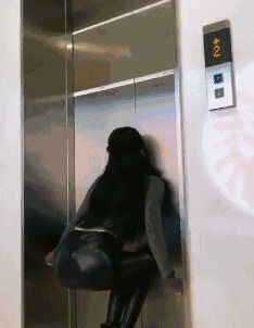 |搞笑GIF: 看着都觉得尴尬 下次就别在这种场合秀身材了