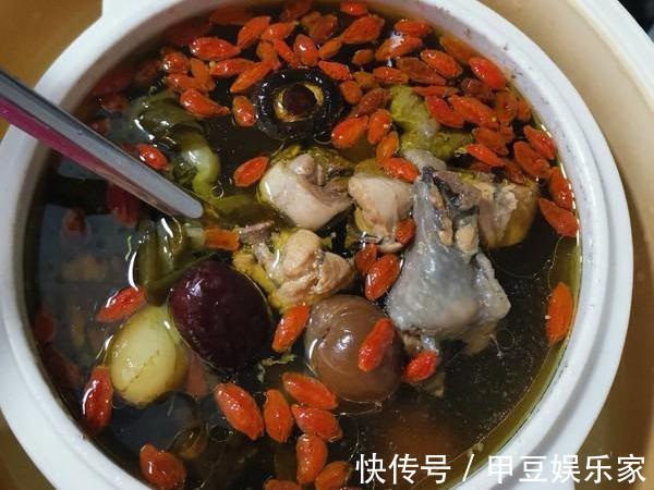 老火湯|天涼了，煲一鍋烏雞老火湯吧，湯口濃稠營養豐富，還能增加抵抗力