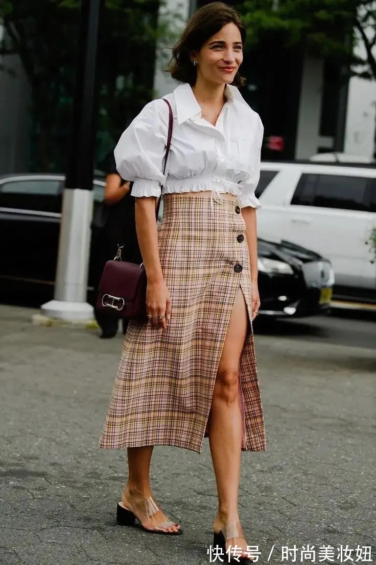 时髦|被马伊琍的穿搭圈粉了,粉色吊带衫配开叉半身裙,高级又时髦