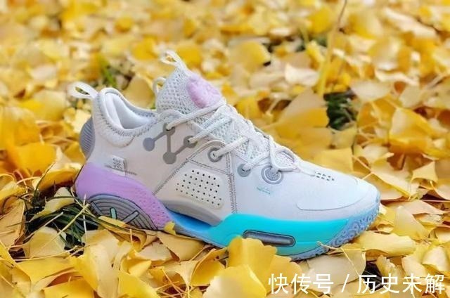 鞋款 阿迪签名鞋首发“棉花糖”配色,耐克阿迪也开始抄袭国产品牌了!