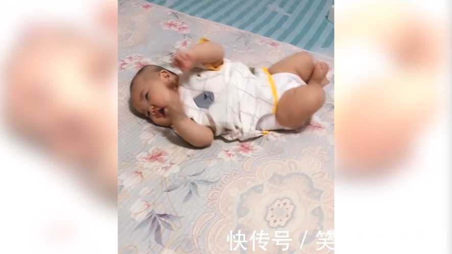 哥哥|弟弟刚学翻身,哥哥看见就过去帮忙了,网友:中国好哥哥上线了