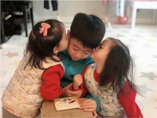 姐姐|杨威4岁双胞胎女儿长大了，姐妹个性长相差距大，基因真的好奇妙