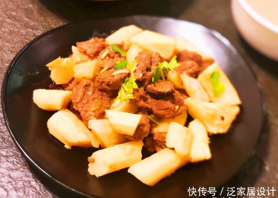  山药和牛肉是天生一对，上锅炖一炖，暖身养胃驱寒保暖，冷天多吃