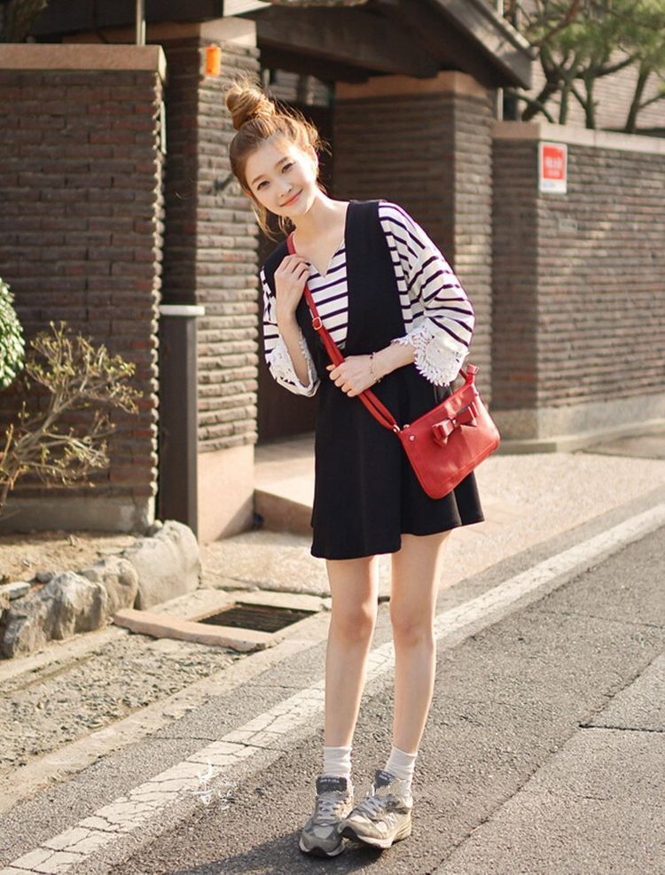 街拍:姿色天然的美女,一件黑色的连体短裤,魅力气质十足