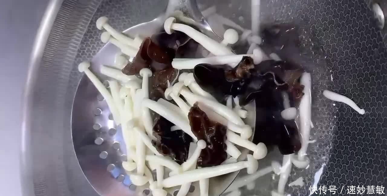 制作西红柿木耳炒鸡蛋时,加入一样配菜,鲜香味美孩子喜欢都喜欢