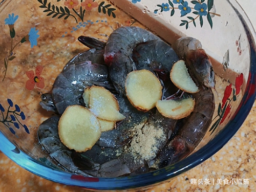 教你制作避风塘炒虾金黄澄亮,焦香酥脆,好吃到连壳都能嚼干净