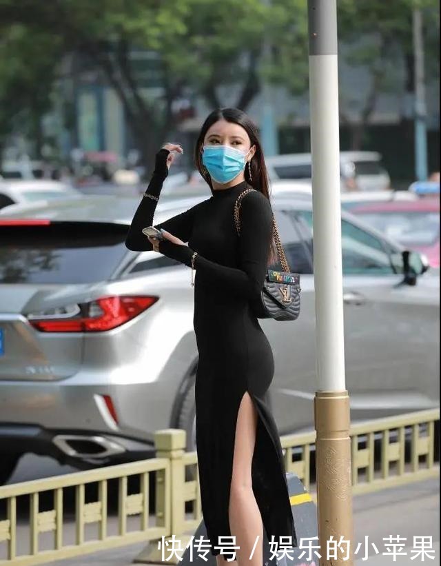 连衣裙|纯黑针织开叉连衣裙的穿搭,彰显她那如空谷幽兰般的优雅高贵