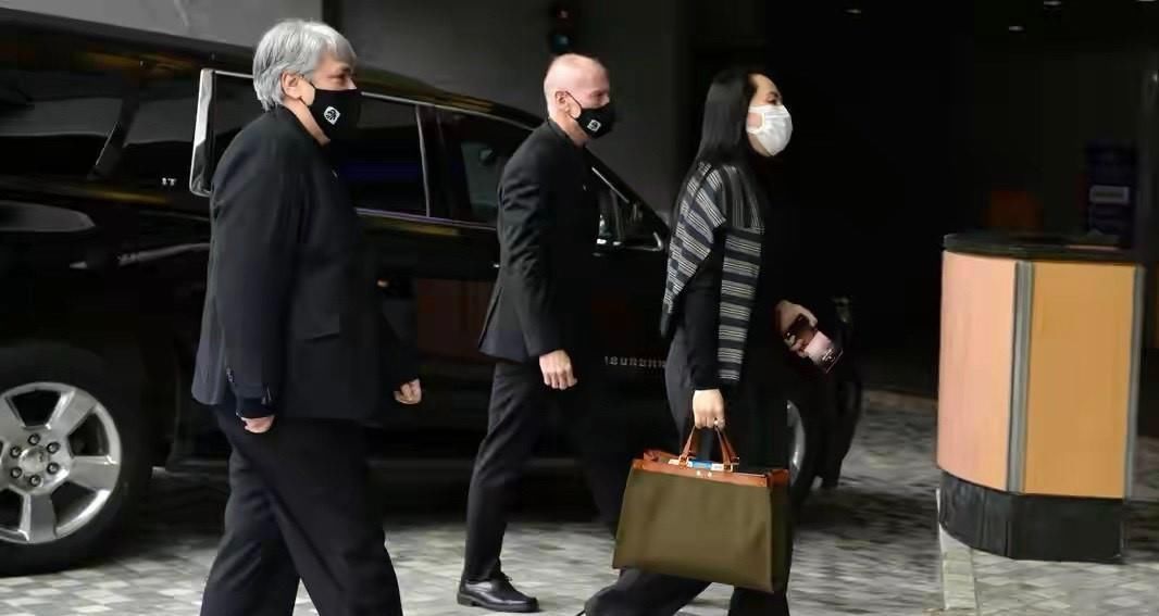 穿衣|49岁孟晚舟出庭真奢华,穿7万桃粉套装,瀑布长发迈八字步超自信