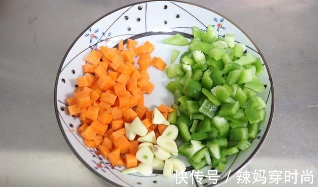 中午和老妈吃的猫耳朵,金灿灿又香又软特入味,没忍住吃了一大碗!