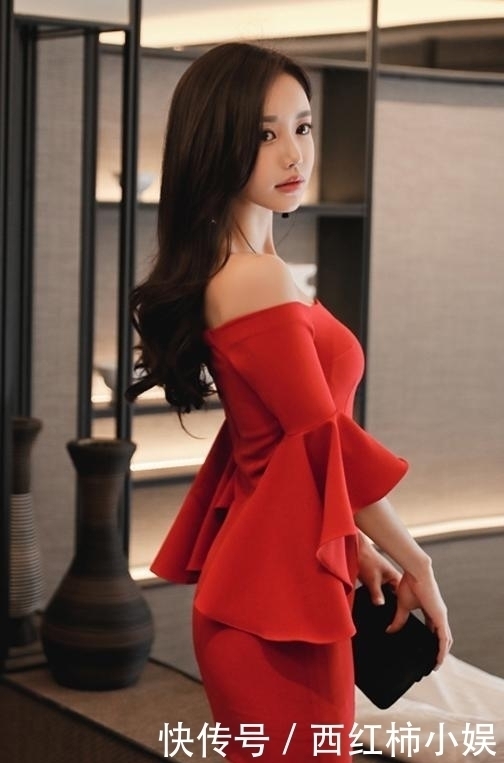 轻熟|街拍：文雅婉顺俏皮的妹子，身姿丰腴轻熟优雅时尚有范儿！