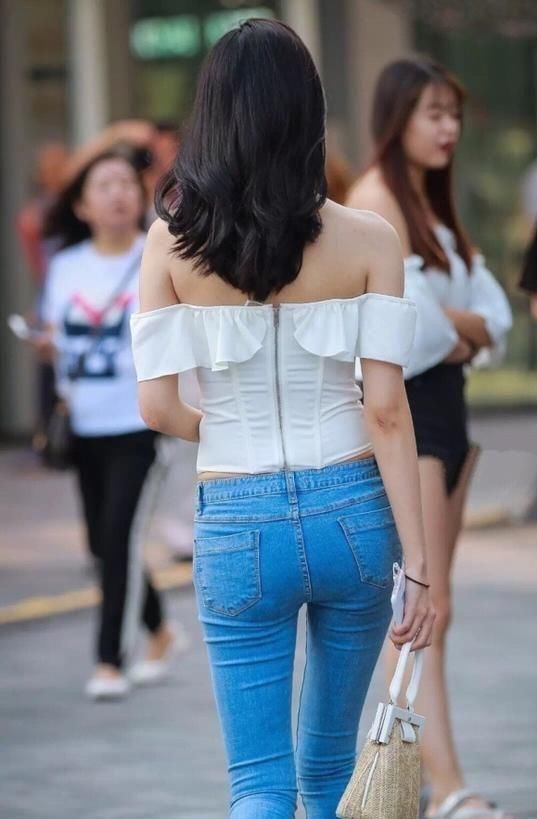 时尚街拍性感贤淑的小姐姐,可以用肤如凝脂形容