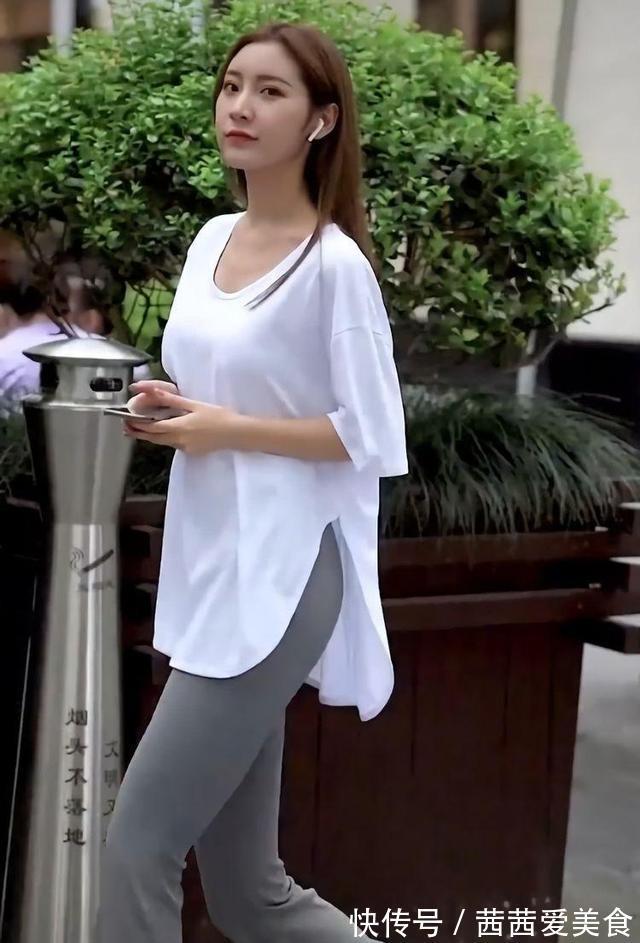时髦 垂感很好的喇叭裤搭配白色上衣,特别显气质,走路就像带风一样