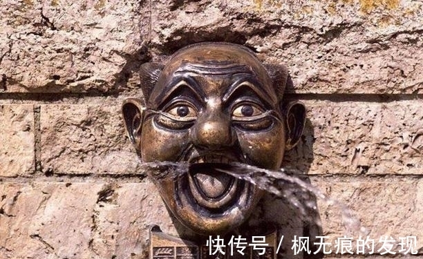 |幽默笑话:看见一个老人摔倒,于是就过去扶……