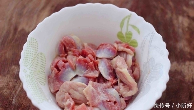 鸡身上最脏的部位,里面含大量重金属,白给都不要,炒菜要扔掉