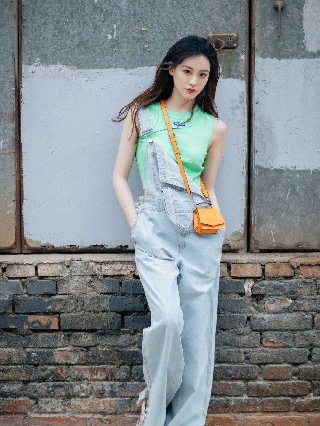 印花|夏季怎么穿搭才高级，衬衫搭配印花半身裙简约大气，漂亮大方