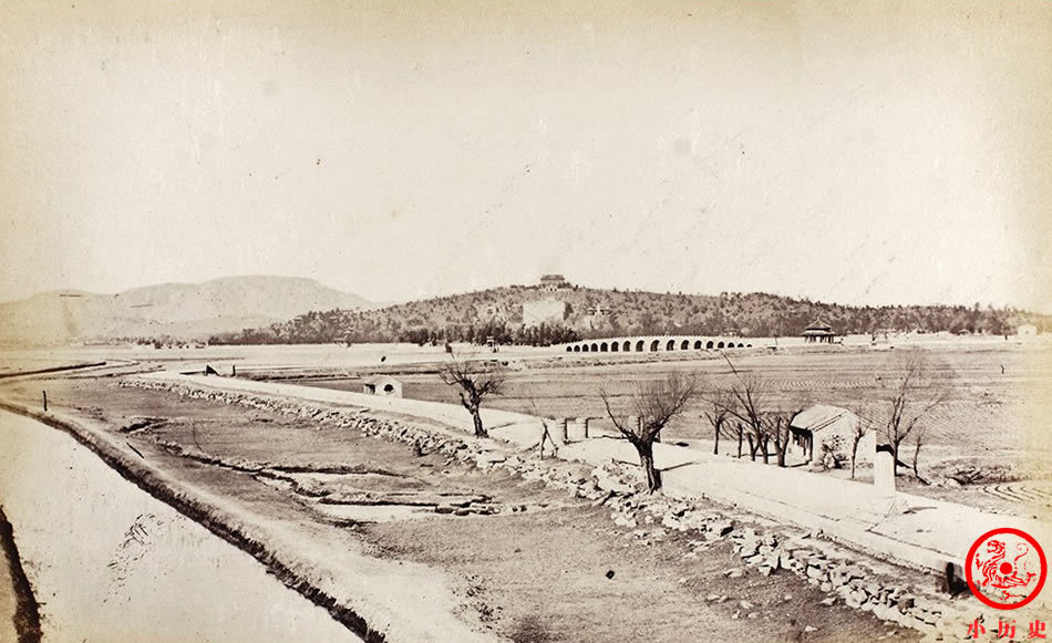 1870年老照片遭受破坏之后的颐和园，满地废墟杂草丛生