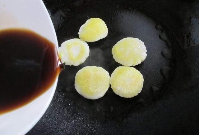 传统|糯米不做丸子了,教你传统老做法,放糖炒一炒,吃了还想吃