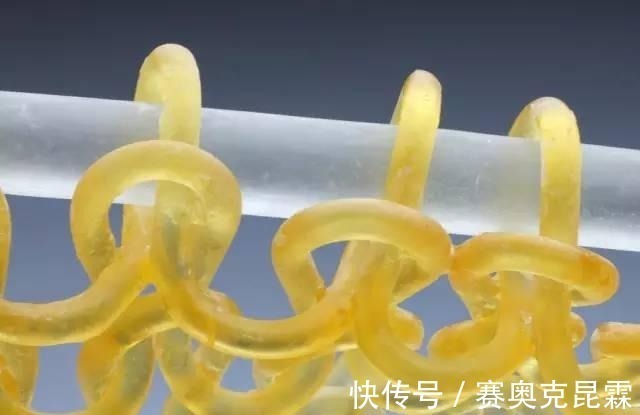 色彩#她是用玻璃雕塑“织毛衣”的第一人,这质感极其逼真!手太牛逼了