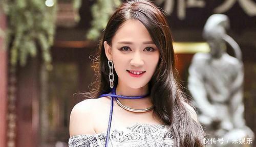 脸上有这4个“特征”,就放弃“黑长直”吧换上卷发会更女神