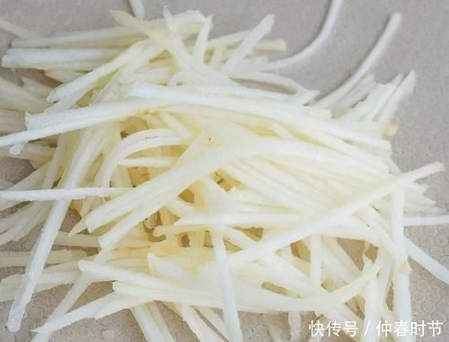 小饼|一根山药一个苹果，自从学会这做法，我家隔三差五吃，早餐吃饱腹