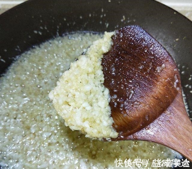 蒜米|酥炸金蒜蓉，家里常备着，入菜、拌面、煮汤全靠它！