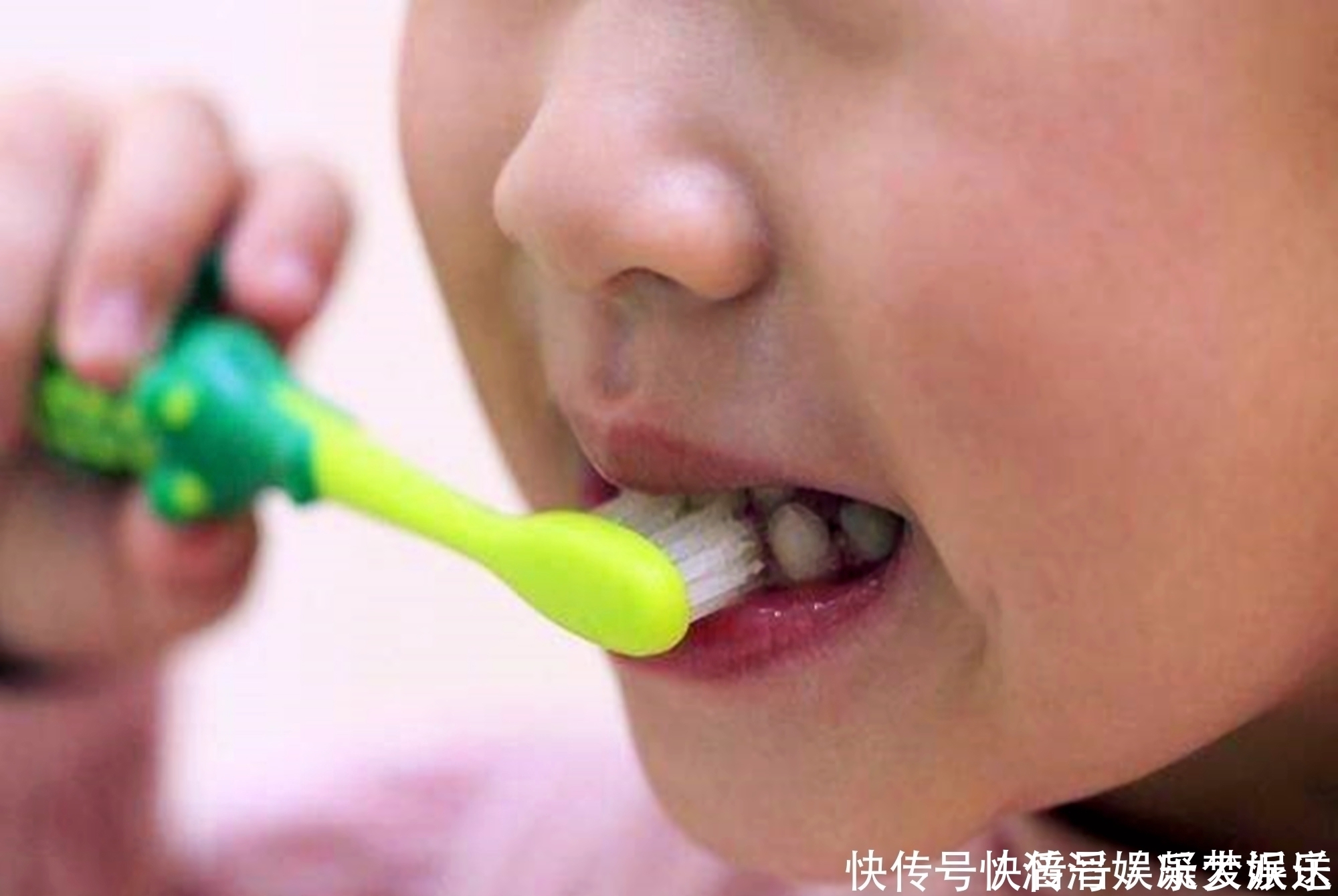 恒牙|好不容易等到宝宝换牙期,新牙却长歪了医生家长无知惹得锅