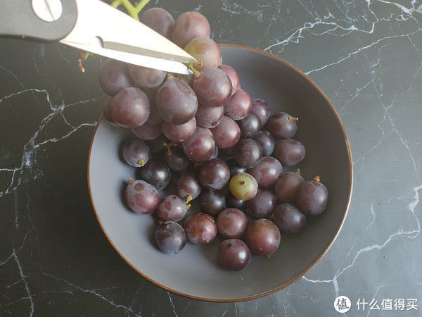 洗葡萄时,用清水洗等于吃虫卵,老果农教你这样洗,连皮都能吃