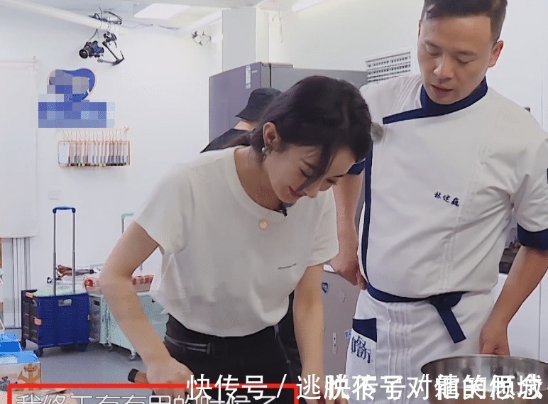 赵丽颖上节目第一次切菜，镜头特写到她的手，我却在关注她的指甲