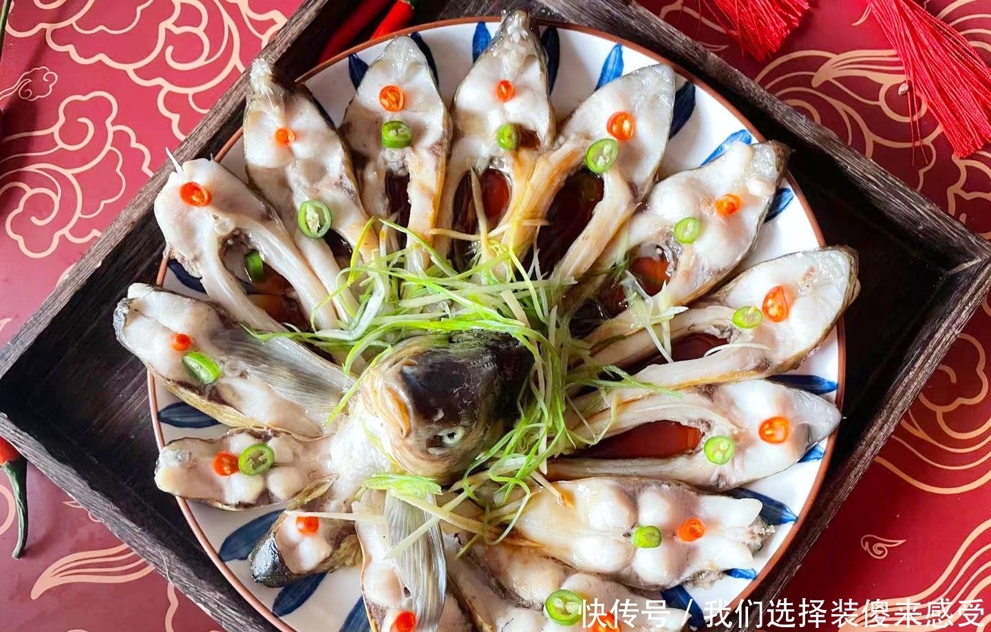 年夜饭菜单出炉,一家人10个热菜4个凉菜,个个是硬菜,喜庆吉祥