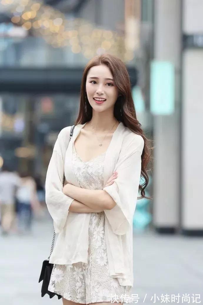 甜美|街拍:清新脱俗的时尚女生,甜美笑容透着迷人气息