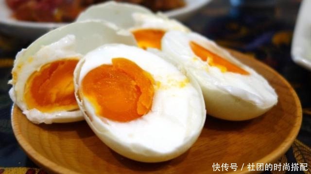 保存咸鸭蛋,不能直接放冰箱,学会这一招,放一年都没问题