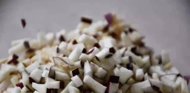 鸡蛋|茄子别再炒着吃了，放个鸡蛋，不用一滴水，筷子一搅，比吃肉过瘾