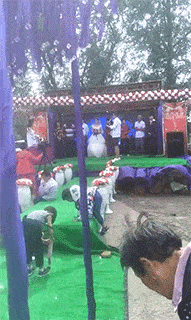 |搞笑GIF:霸气了我的姐 这辈子见过最拉风的走路姿势