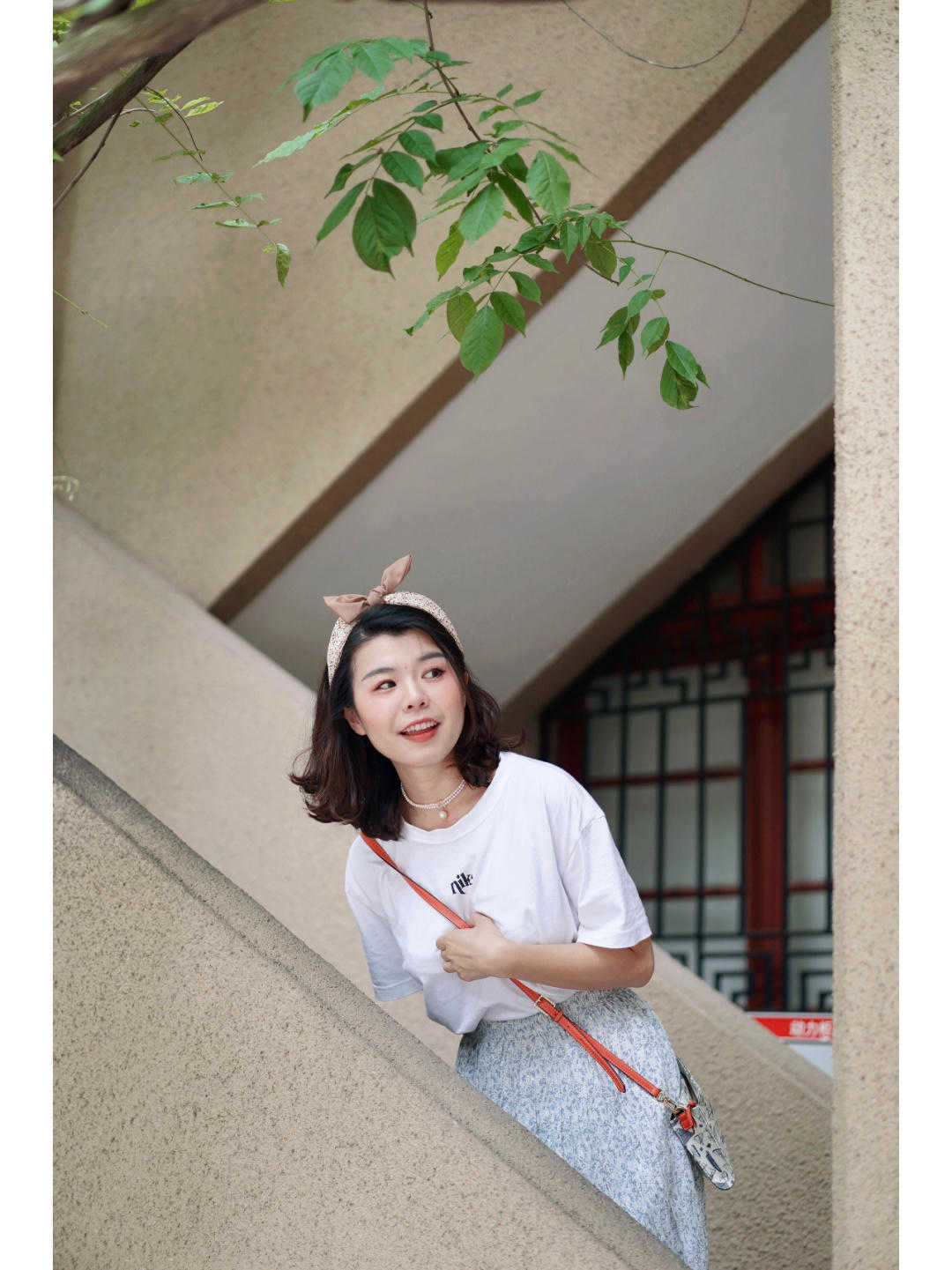 时髦|天热了，裤子就收起来吧！今夏流行“T恤衬衫+半裙”，高级时髦