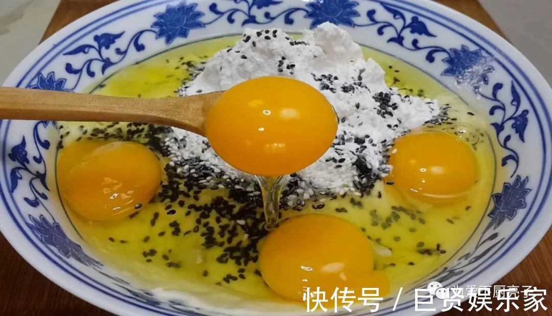 1斤面粉，4个鸡蛋，锅里炒一炒，教你做创意小零食，比麻花都好吃